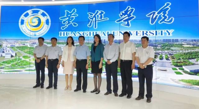 中華職業(yè)教育社理事長陳昌智、河南省副省長霍金花一行參觀展廳